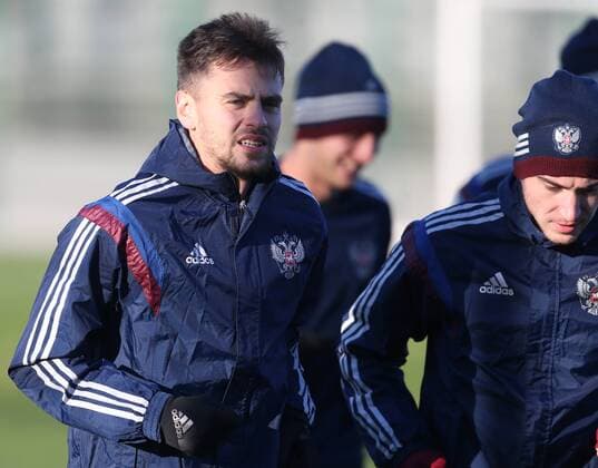 NOVOGORSK, RUSSIA. MARCH 23, 2015. Georgy Shchennikov (L) and his teammates of the Russian national football team (men) during a training session ahead of the second leg of their UEFA EURO EM Europameisterschaft Fussball Qualifiying Round Group G match against Macedonia. Artyom Korotayev TASS  RE15F380