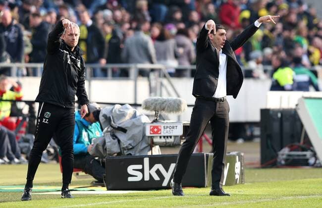 21.03.2015, Hannover Fussball, Fußball, Bundesliga Saison 2014 - 2015, HDI Arena, 26. Spieltag, Hannover 96 - Borussia Dortmund 2:3 Trainer Tayfun Korkut (R Hannover96) und Co-Trainer Xaver Zembrod (L Hannover96) geben Anweisungen