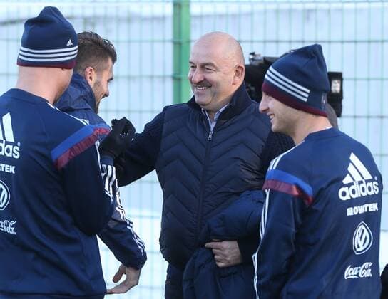 NOVOGORSK, RUSSIA. MARCH 23, 2015. Dynamo Moscow head coach Stanislav Cherchesov (C) talks to players during a training session of the Russian national football team (men) ahead of the second leg of their UEFA EURO EM Europameisterschaft Fussball Qualifiying Round Group G match against Montenegro. Artyom Korotayev TASS  RE15F37E