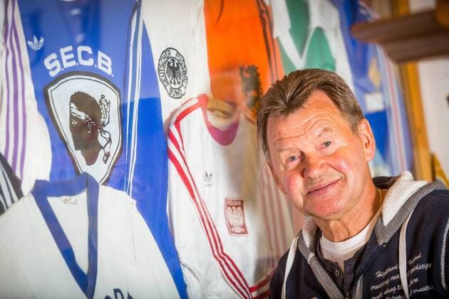 Jena , 050514 , Konrad Weise , 86-facher Nationalspieler Im Bild: Konrad Weise (62) mit seiner Sammlung vergangener Trikots