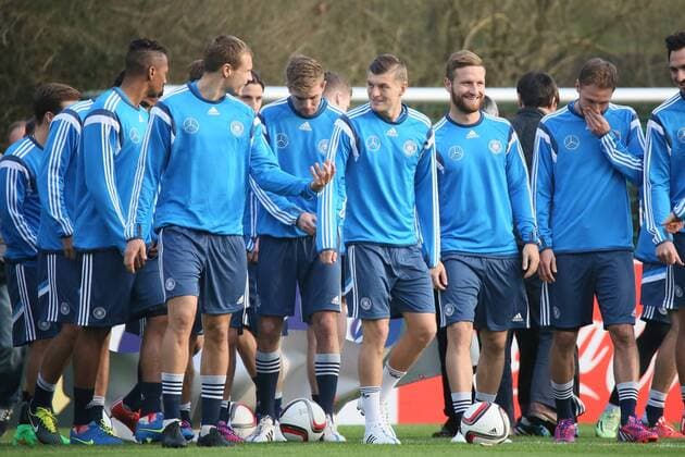 Holger Badstuber hat Spaß mit Toni Kroos und Shkodran Mustafi -Training der Deutschen Nationalmannschaft in Frankfurt