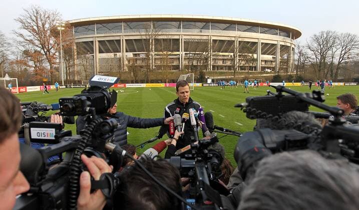 24.03.2014, Fussball Deutsche Nationalmannschaft, Abschlusstraining des DFB-Teams in der Commerzbank-Arena Frankfurt, vor dem Testspiel, Deutschland - Australien in Kaiserslautern. Manager Oliver Bierhoff (Deutschland) spricht mit der Presse Medien Journalisten TV 