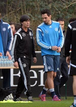 24.03.2015, xjhx, Fussball International, Training Deutsche Fussball Nationalmanschaft, v.l. Trainer Joachim JOGI Loew (Deutsche Fussball Nationalmannschaft DFB), Mats Hummels (Deutsche Fussball Nationalmannschaft DFB)