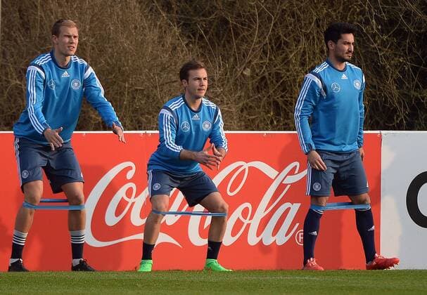 24.03.2015, xjhx, Fussball International, Training Deutsche Fussball Nationalmanschaft, v.l. Holger Badstuber (Deutsche Fussball Nationalmannschaft DFB), Mario Goetze (Deutsche Fussball Nationalmannschaft DFB), Ilkay Guendogan (Deutsche Fussball Nationalmannschaft DFB)