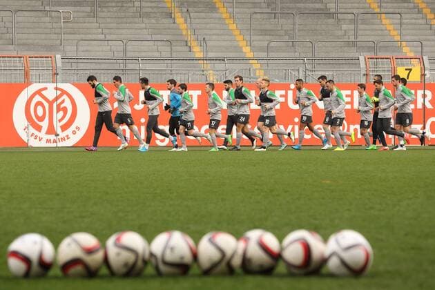 TRAINING FUSSBALL NATIONALMANNSCHAFT AUSTRALIEN BRUCHWEG STADION MAINZ 