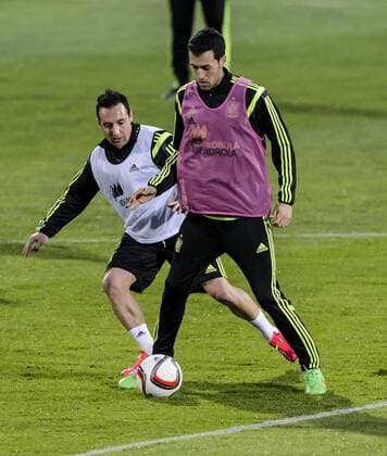 Spanish national team Nationalteam training session. In this picture, Santi Cazorla and Sergio Busquets. xDIEGOxGxSOUTOx 