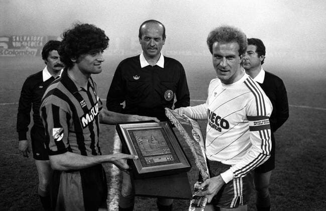 Inter Mailand - FC Bayern München: Die Kapitäne Alessandro Altobelli (li., Inter) und Karl-Heinz Rummenigge (Bayern) begrüßen sich