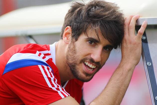 Javi Martinez fährt mit Golfcart über das Gelände Fussball 1.BL FC Bayern München 25.03.2015 Training