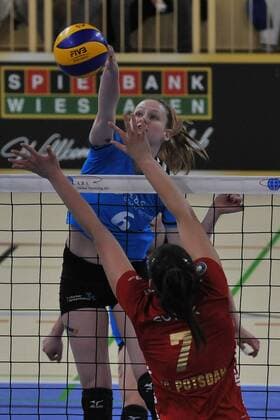25.03.2015, xtkx, Volleyball 1.Bundesliga Damen, VC Wiesbaden - SC Potsdam, v.l. Regina Schaeperklaus (VC Wiesbaden), Bernarda Cutuk (SC Potsdsam),