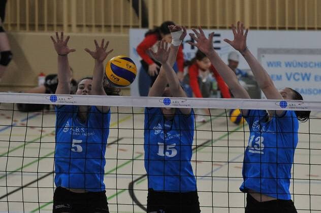 25.03.2015, xtkx, Volleyball 1.Bundesliga Damen, VC Wiesbaden - SC Potsdam, v.l. Karine Muijlwijk (VC Wiesbaden), Jennifer Pettke (VC Wiesbaden), Regina Mapeli Burchardt (VC Wiesbaden),