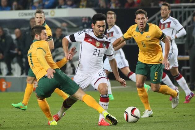 Ilkay Guendogan (D) gegen Mathew Leckie (AUS) - Deutschland vs. Australien, Fritz-Walter-Stadion Kaiserslautern