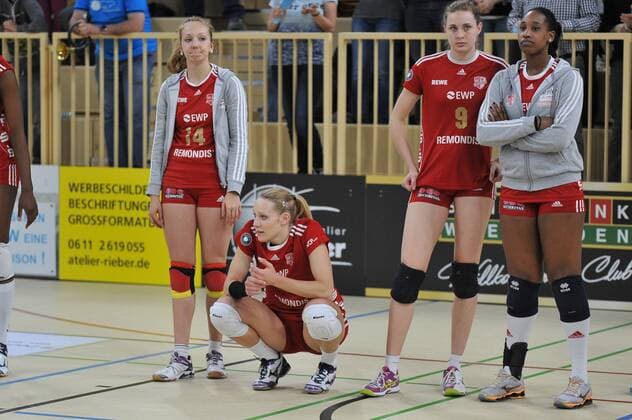 25.03.2015, xtkx, Volleyball 1.Bundesliga Damen, VC Wiesbaden - SC Potsdam, v.l. Lisa Gruending (SC Potsdam), enttaeuscht, enttaeucht schauend, dissapinted,