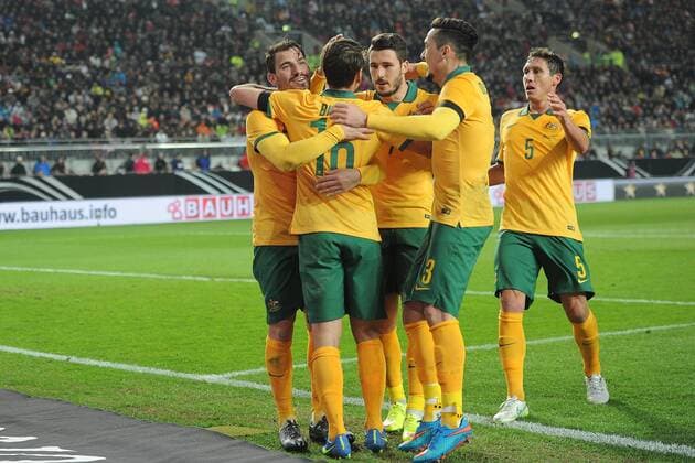 Fußball Länderspiel Deutschland - Australien am 25.03.2015 im Fritz-Walter-Stadion in Kaiserslautern Torjubel zum 1:1 durch James Troisi ( Australien ), links