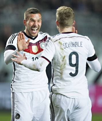 Kaiserslautern, 25.03.2015, Betzenberg Torjubel: Lukas Podolski (Deutschland), Andre Schürrle (Deutschland) Deutschland - Australien mm