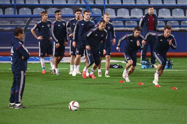 PODGORICA, MONTENEGRO. MARCH 26, 2015. Fabio Capello (front), head coach of the Russian national football team, and Maxim Kanunnikov, Alan Dzagoev, Sergei Ignashevich, Igor Smolnikov, Ruslan Kambolov (R-L), Dmitry Kombarov, Magomed Ozdoev (L-R) practice during a training session ahead of a UEFA EURO EM Europameisterschaft Fussball 2016 qualifying match against Montenegro. Stanislav Krasilnikov TASS RE15F8DB
