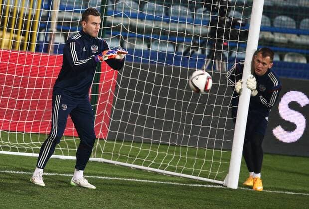 PODGORICA, MONTENEGRO. MARCH 26, 2015. Goalkeepers Igor Akinfeev (L) and Artyom Rebrov practice during a training session of the Russian national football team ahead of a UEFA EURO EM Europameisterschaft Fussball 2016 qualifying match against Montenegro. Stanislav Krasilnikov TASS  RE15F8DC