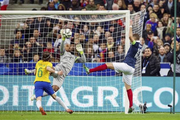 (L-R) Filipe Luis of Brazil, goalkeeper Jefferson of Brazil, Karim Benzema of France during the International Friendly Länderspiel match between France and Brazil on March 26, 2015 at Stade France in Paris, France. France v Brazil International Friendly 2014 2015 xVIxxIVx 3713316