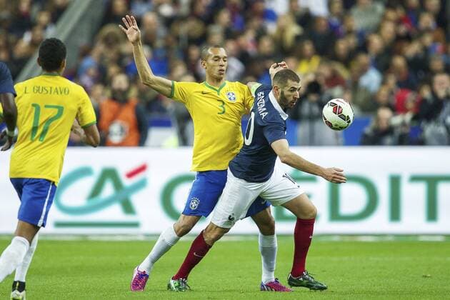 (L-R) Luiz Gustavo of Brazil, Miranda of Brazil, Karim Benzema of France during the International Friendly Länderspiel match between France and Brazil on March 26, 2015 at Stade France in Paris, France. France v Brazil International Friendly 2014 2015 xVIxxIVx 3713386