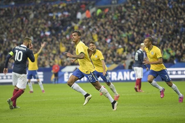 Jubel um Luiz Gustavo (BRA) FOOTBALL : FRA vs BRA - 26 03 2015 JBAutissier 