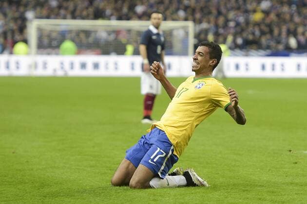 Jubel um Luiz Gustavo (BRA) FOOTBALL : FRA vs BRA - 26 03 2015 JBAutissier 