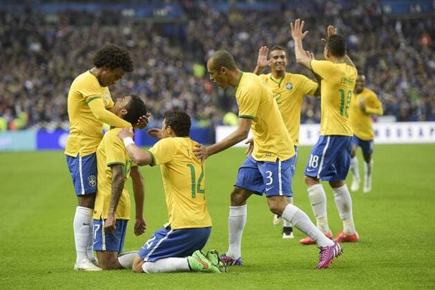 Jubel um Luiz Gustavo (BRA) FOOTBALL : FRA vs BRA - 26 03 2015 JBAutissier 