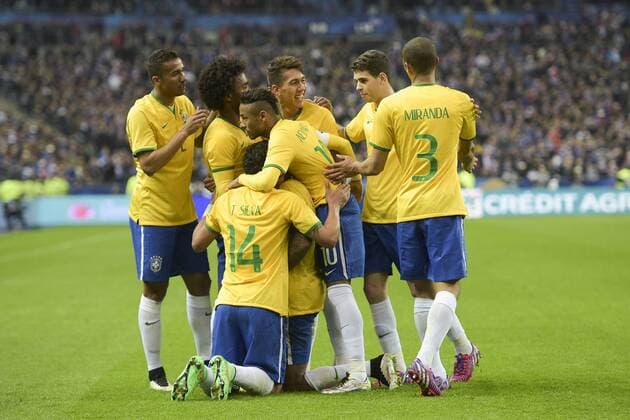 Jubel um Luiz Gustavo (BRA) FOOTBALL : FRA vs BRA - 26 03 2015 JBAutissier 