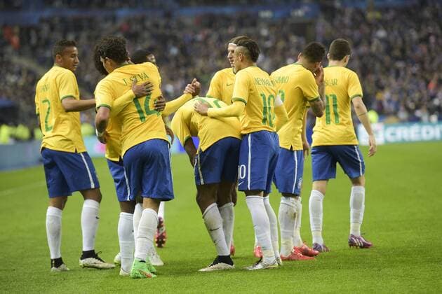 Jubel um Luiz Gustavo (BRA) FOOTBALL : FRA vs BRA - 26 03 2015 JBAutissier 