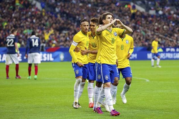 (L-R) Morgen Scheiderlin of France, Blaise Matuidi of France, Neymar of Brazil, Roberto Firmino of Brazil, Oscar of Brazil, Elias of Brazil during the International Friendly Länderspiel match between France and Brazil on March 26, 2015 at Stade France in Paris, France. France v Brazil International Friendly 2014 2015 xVIxxIVx 3713445