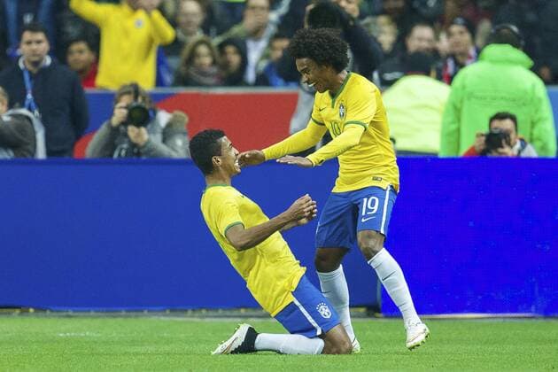 (L-R) Luiz Gustavo of Brazil, Willian of Brazil during the International Friendly Länderspiel match between France and Brazil on March 26, 2015 at Stade France in Paris, France. France v Brazil International Friendly 2014 2015 xVIxxIVx 3713581