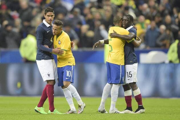 accolade en fin de match entre Raphael Varane (Fra) et Neymar jr (BRA) Frankreich - Brasilien 26 03 2015 JBAutissierx 