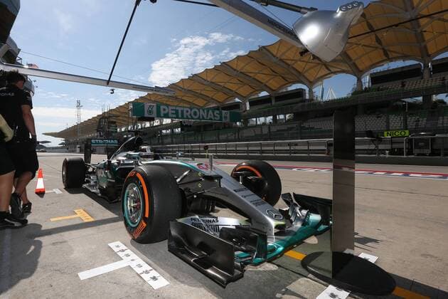 Motorsports: FIA Formula One World Championship WM Weltmeisterschaft 2015, Grand Prix of Malaysia, 44 Lewis Hamilton (GBR, Mercedes AMG Petronas Formula One Team), xHOCHxZWEIx