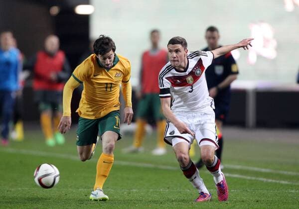 Fussball, Testspiel, Freundschaftsspiel, Saison 2014 2015, Herren, Deutschland, , 25.03.2015 deutsche Nationalmannschaft, Deutschland - Australien 2-2, v.l. Aktion, Zweikampf, Spielszene, action, Mathew Ryan, Australien, Jonas Hector, Deutschland, deutsche Nationalmannschaft,