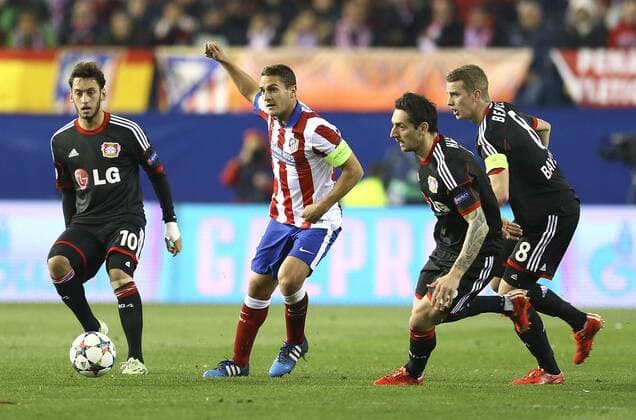 Foto: Calhanoglu ( links, Bayer 04 ) , sowei Bender und Hilbert (rechts) umzingeln Koke Fussball - Championsleague am Di. 17.03.2015 Achtelfinale, Atletico Madrid - Bayer 04 Leverkusen