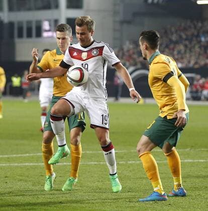 Germanys Mario Götze (FC Bayern Muenchen) (L) against Jason Davidson (West Bromwich Albion) during the friendly match between Germany and Australia, Fritz-Walter-Stadion in Kaiserslautern on March 25., 2015. Länderspiel von Weltmeister Deutschland gegen Australien beim Testspiel in Hinblick auf die Qualifikation der Europameisterschaft 2016.