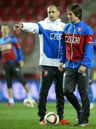 Zdenek Svoboda, left, assistant of coach of Czech national soccer team, talks to captain Tomas Rosicky during the training prior to the qualification match Czech Republic vs Latvia for the European Championships in Prague, Czech Republic, March 27, 2015. (CTKxPhoto MichalxKamaryt) CTKPhotoP201503270871601  kmt 3
