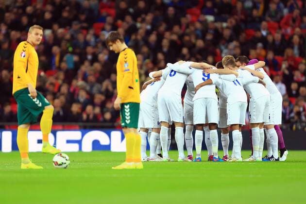 England team huddle prior to kick off - England vs. Lithuania - UEFA EURO EM Europameisterschaft Fussball 2016 Qualifier - Wembley Stadium - London - 27 03 2015 Pic Philip Oldham Sportimage EDITORIAL USE ONLY. No use with unauthorised audio, video, data, fixture lists, club league logos or live services. Online in-match use limited to 120 images, no video emulation. No use in betting, games or single club league player publications.