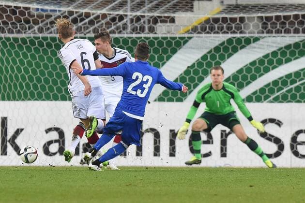 Fußball U21 U 21 Länderspiel Deutschland - Italien am 27.03.2015 in der Benteler-Arena in Paderborn Torschuss zum 1:2 durch Simone Verdi ( Italien )