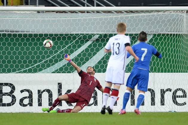 Fußball U21 U 21 Länderspiel: Deutschland - Italien am 27.03.2015 in der Benteler Arena in Paderborn Francesco Bardi ( Italien ) kann den Ball nicht festhalten