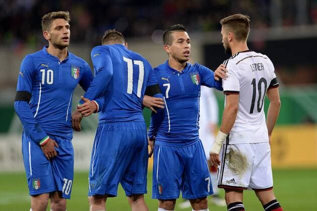 Fußball U21 U 21 Länderspiel: Deutschland - Italien am 27.03.2015 in der Benteler Arena in Paderborn v.l.n.r.: Domenico Berardi ( Italien ), Marcello Trotta ( Italien ), Cristian Damian Battocchio ( Italien ), Moritz Leitner ( Deutschland )