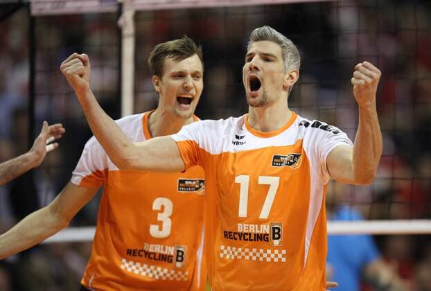 Berlin, Deutschland, 28.03.2015: Volleyball CEV Champions League Final 4 2015 - Halbfinale 1 BR Volleys - Zenit Kazan. Das Team der BR Volleys jubelt: v.l. Robert Kromm (BR Volleys 3), Rob Bontje (BR Volleys 17)