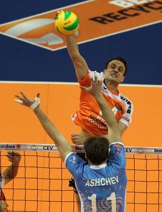 Tomas Kmet im Angriff, Andrey Ashchev Volleyball Halbfinale CEV DenizBank Championsleague Herren Saison 2014 2015 28.03.2015 BR Volleys Berlin vs. Zenit Kazan