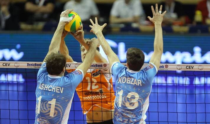 Paul Carroll (BR Volleys), hinten, vorne Andrey Aschev (Kazan), k13+ BR Volleys Berlin-Zenit Kazan Volleyball CEV Champions League 2014 2015, CEV Deniz Bank, Final Four Herren, Männer, Maenner, men, Volleyball, Deutschland, Germany, Max-Schmeling-Halle Berlin, 28.3.2015