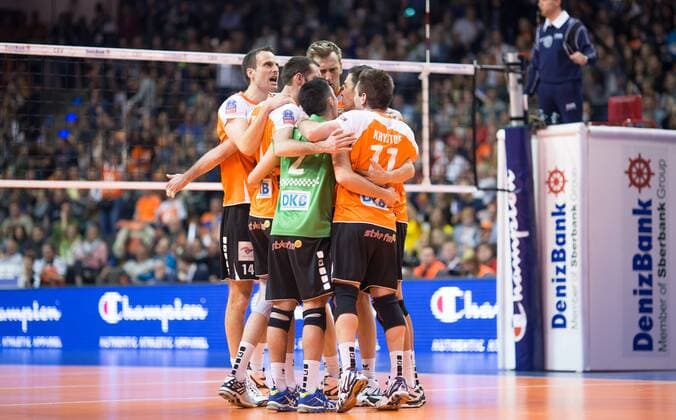 Berlin, Deutschland, 28.03.2015: Volleyball CEV Champions League Final 4 2015 - Halbfinale 1 BR Volleys - Zenit Kazan. Das Team der BR Volleys jubelt
