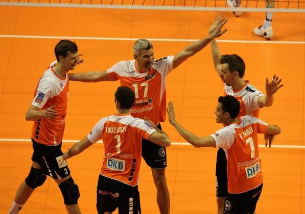 Jubel nach Satzgewinn Robert Kromm, Scott Touzinsky, Rob Bontje, Kawika Shoji, Paul Carroll Volleyball Halbfinale CEV DenizBank Championsleague Herren Saison 2014 2015 28.03.2015 BR Volleys Berlin vs. Zenit Kazan