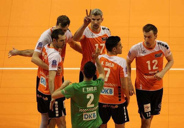 Jubel nach Satzgewinn Robert Kromm, Scott Touzinsky, Rob Bontje, Kawika Shoji, Paul Carroll Volleyball Halbfinale CEV DenizBank Championsleague Herren Saison 2014 2015 28.03.2015 BR Volleys Berlin vs. Zenit Kazan