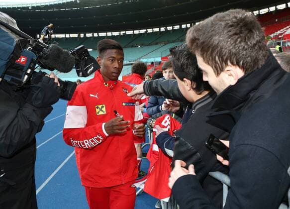 SOCCER - UEFA EURO EM Europameisterschaft Fussball 2016 quali, AUT vs BIH VIENNA,AUSTRIA,28.MAR.15 - SOCCER - UEFA European Championship EM Europameisterschaft 2016, European Qualifiers, OEFB international match Länderspiel Austria vs Bosnia and Herzegovina, training team AUT. Image shows David Alaba (AUT) and fans. GEPAxpictures xChristianxOrt 