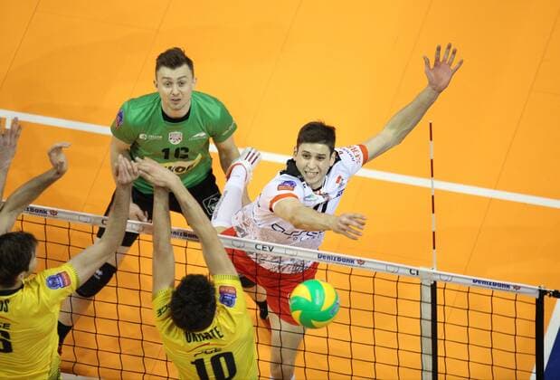 Berlin, Deutschland, 28.03.2015: Volleyball CEV Champions League Final 4 2015 - Halbfinale 2 PGE Skra Belchatow - Asseco Resovia Rzeszow. Nikolay Penchev (Rzeszow 17) gegen den Block aus Karol Klos (Belchatow 6) und Nicolas Uriarte (Belchatow 10)
