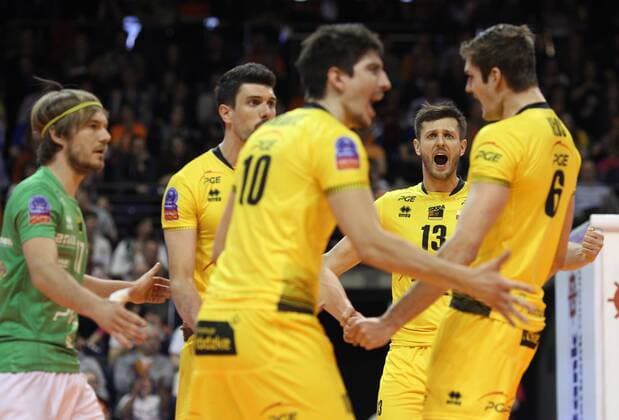Berlin, Deutschland, 28.03.2015: Volleyball CEV Champions League Final 4 2015 - Halbfinale 2 PGE Skra Belchatow - Asseco Resovia Rzeszow. Jubel v.li. Ferdinand Tille (Belchatow 17), Maciej Muzaj (Belchatow 9), Nicolas Uriarte (Belchatow 10), Michal Winiarsk (Belchatow 13), Karol Klos (Belchatow 6)