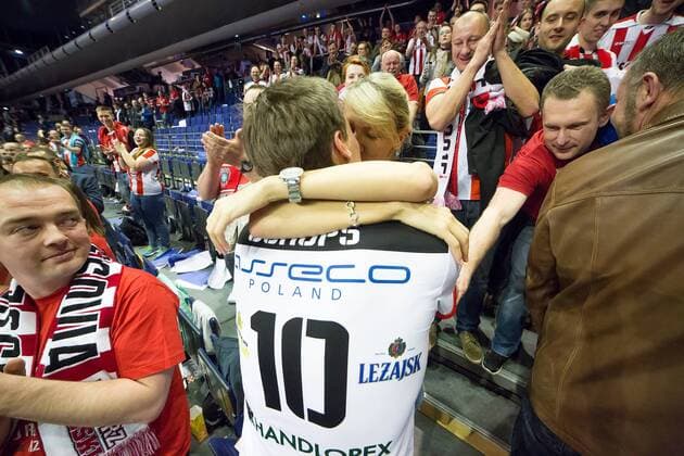 Berlin, Deutschland, 28.03.2015: Volleyball CEV Champions League Final 4 2015 - Halbfinale 2 PGE Skra Belchatow - Asseco Resovia Rzeszow. Jochen Schöps Schoeps (Rzeszow 10) küsst kuesst seine Freundin