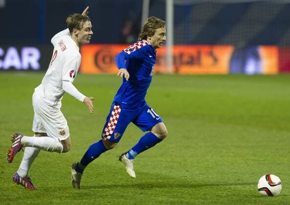 Luka Modric (R) of Croatia vies with Stefan Johansen of Norway during the UEFA EURO EM Europameisterschaft Fussball 2016 Group H qualifying match at Maksimir stadium in Zagreb, capital of Croatia, March 28, 2015. Croatia won 5-1. ) (SP)CROATIA-ZAGREB-UEFA EURO 2016 QUALIFICATION MATCH MisoxLisanin 